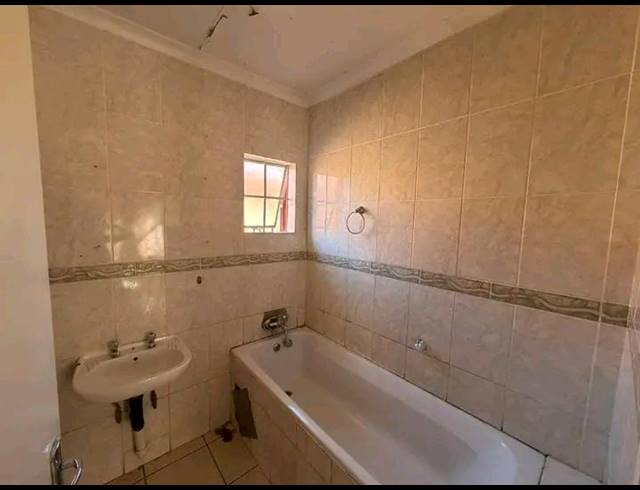3 BEDROOM HOUSE FOR SALE IN ROSSLYN